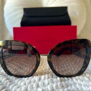 [VALENTINO GARAVANI] Tortoise Squared Cateye Sunglasses with Blue Arms